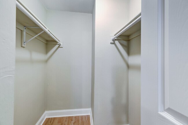 Vestidor - The Flats At Fox Hill