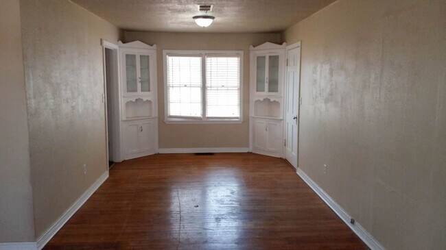 Building Photo - 1225 W Garza St