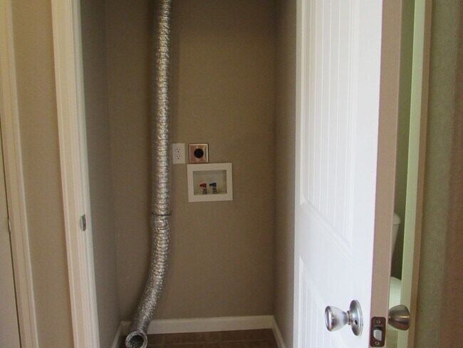 Foto del edificio - Charming 2 Story Doll House W/Unfinished Basement