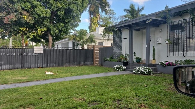 Building Photo - 956 NE 80th St