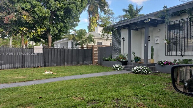 Foto del edificio - 956 NE 80th St