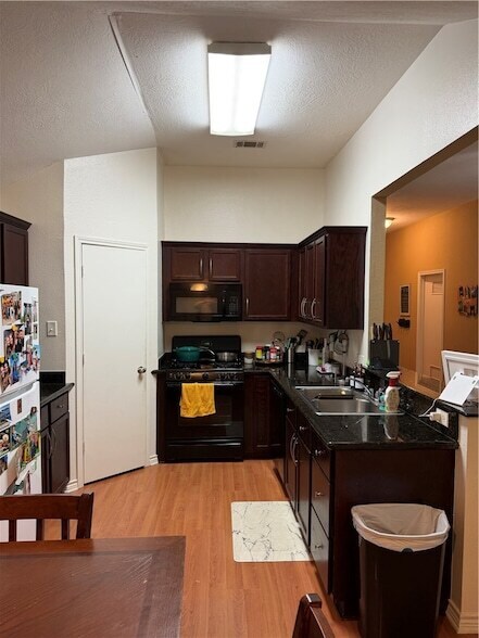 Foto del edificio - 933 Crested Point Dr