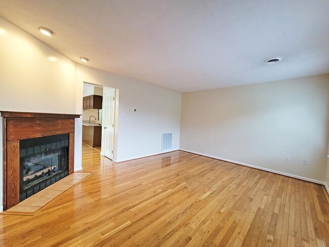 Building Photo - 941 Maiden St