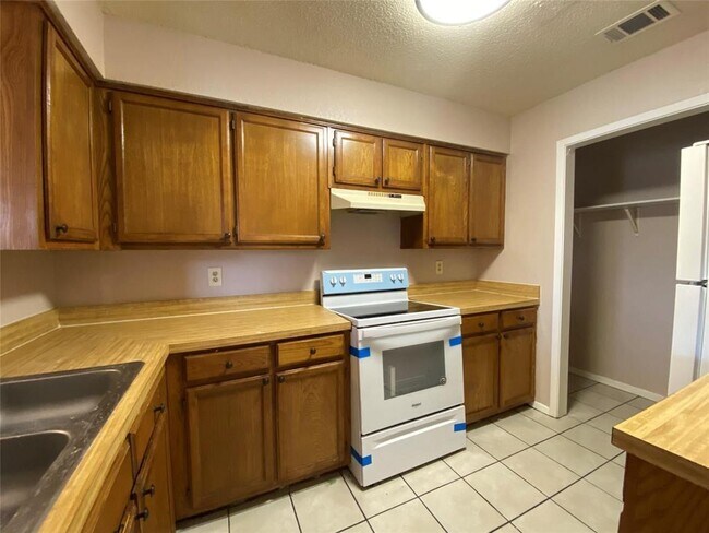 Building Photo - 5515 Brookview Ct