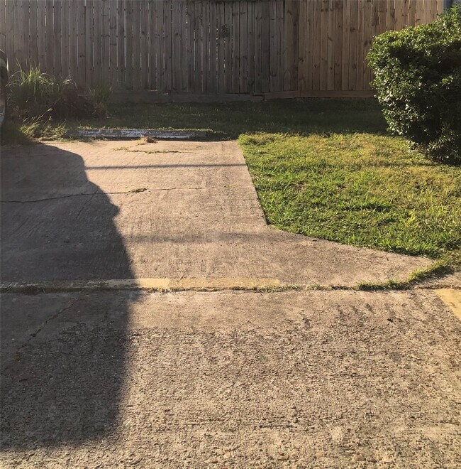 Foto del edificio - 6310 S Briar Bayou Dr