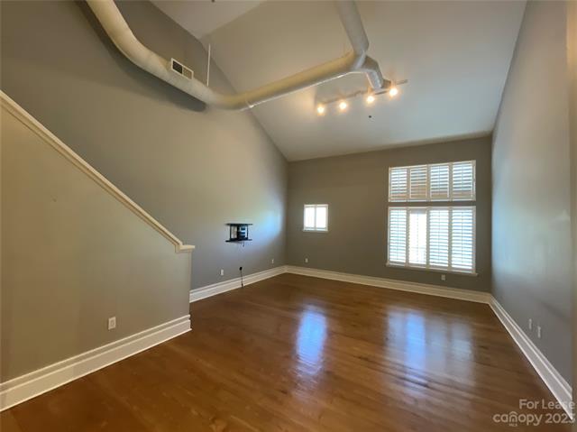Building Photo - 404 N Laurel Ave