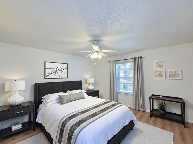 Foto del edificio - Charming and spacious one bedroom upstairs unit located in the courtyard by Clear Lake. New paint...