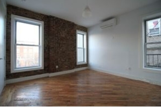 Foto del edificio - 99 Rogers Ave