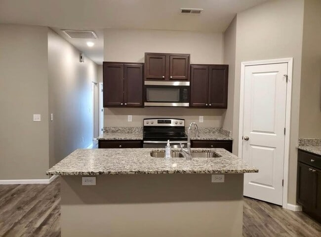 Building Photo - 454 S Longbranch Dr