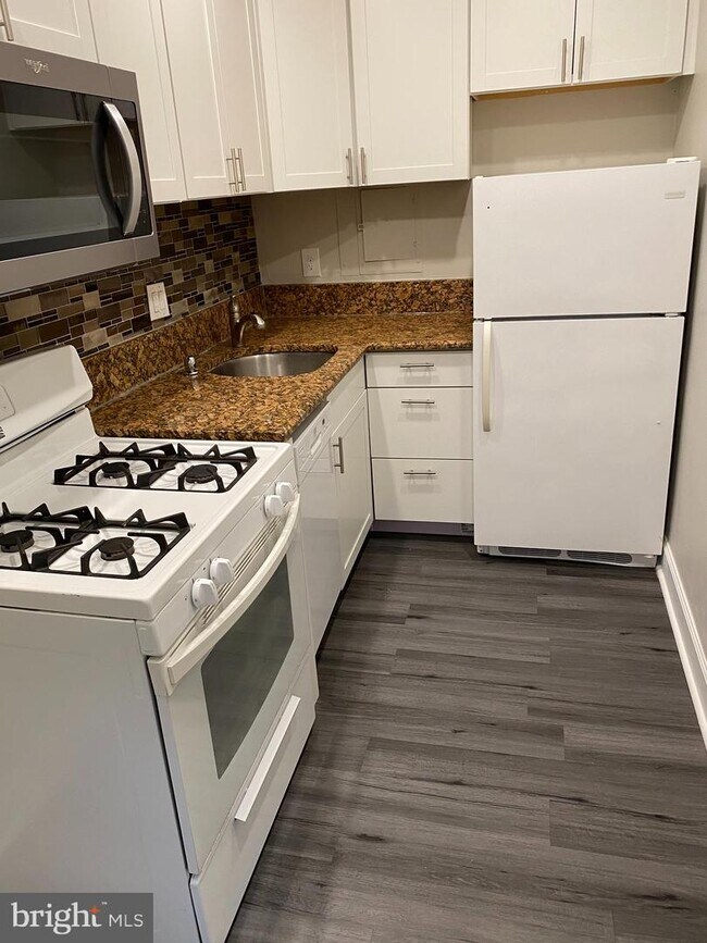 Building Photo - 1010 25th St NW