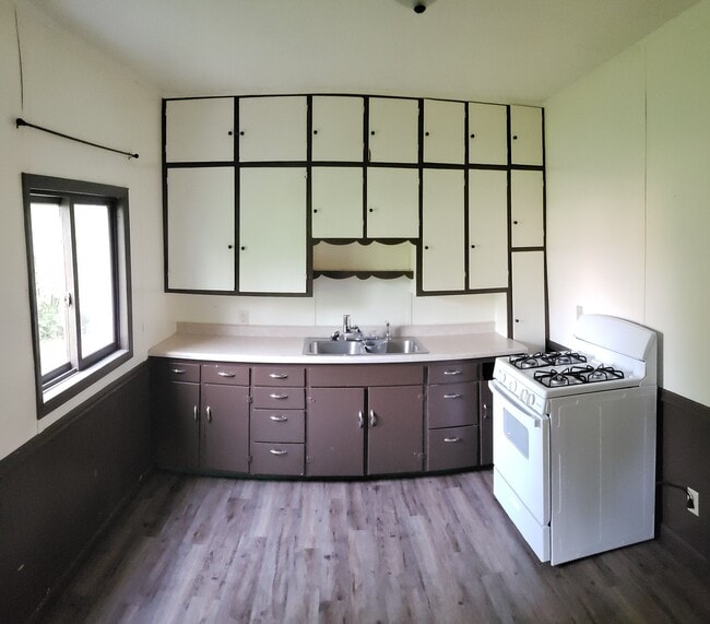 Lots of storage in the kitchen - 514 Conley Ave S