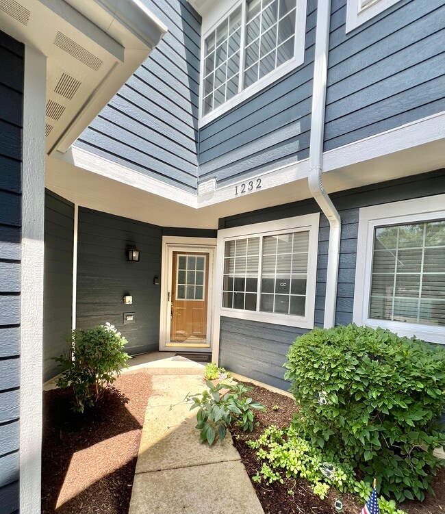 Building Photo - 1232 S Parkside Dr