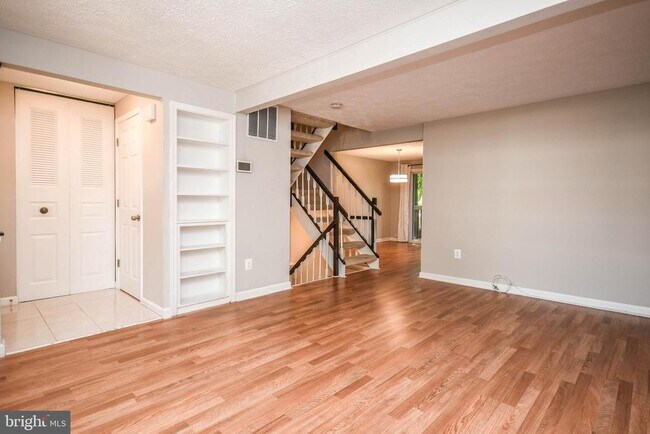 Building Photo - 27 Cross Country Ct