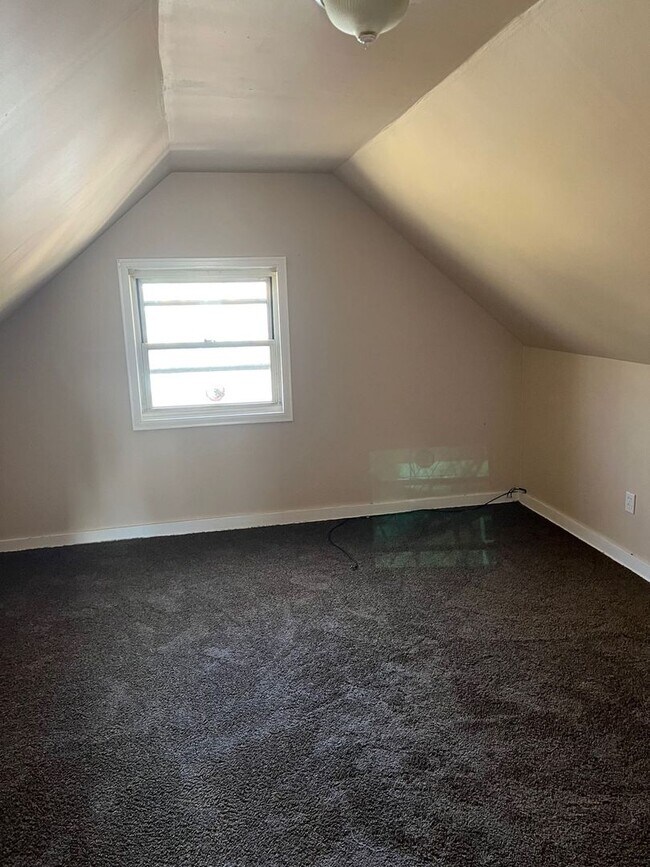 Building Photo - Newly Renovated 3BD 1BA house in Penn Hills!