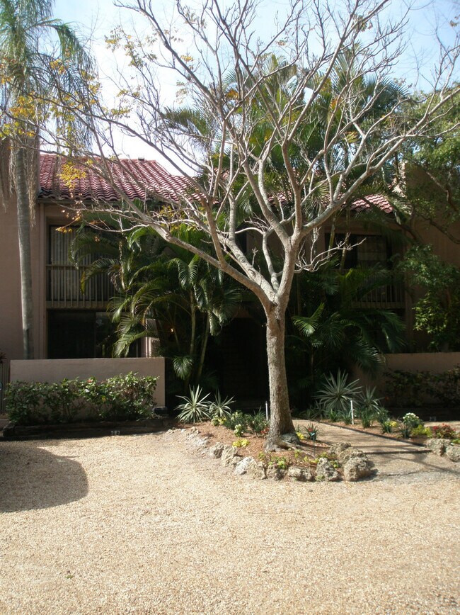 Building Photo - Turnkey furnished 1 bedroom condo on Siest...