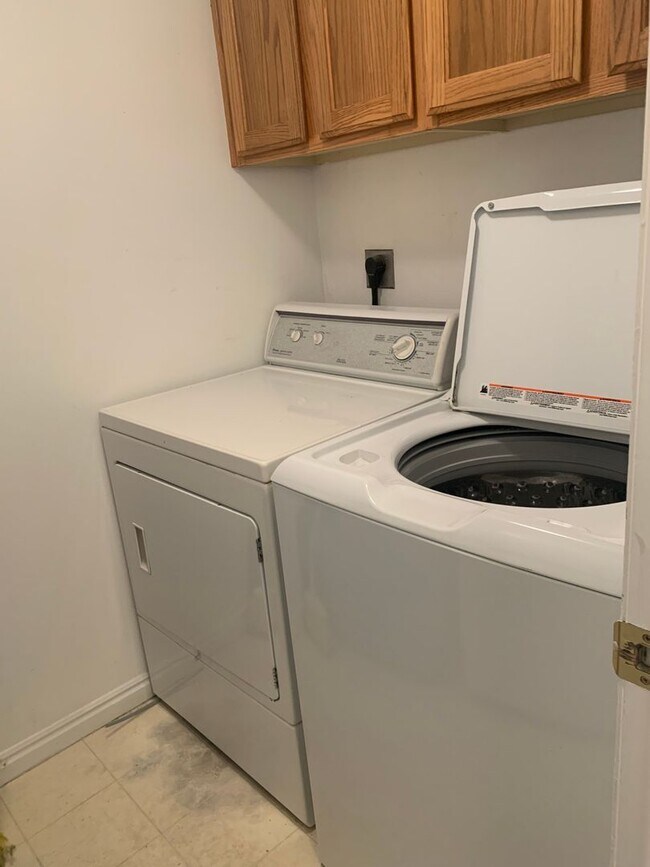 Foto del edificio - PRIVATE ROOM available in Santa Barbara Condos for Fall 2027