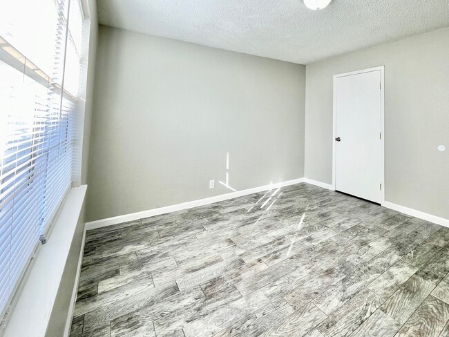Building Photo - 3913 Englewood Cir