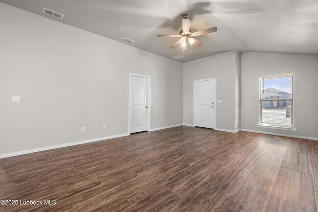 Building Photo - 2031 Kenwood Ave