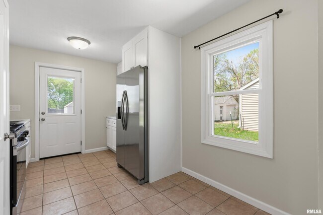 Building Photo - 5209 N Glen Elm Dr