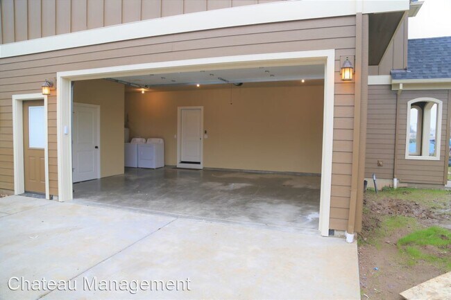 Building Photo - 5 br, 6 bath House - 1210 SE Crystal Lake Dr.