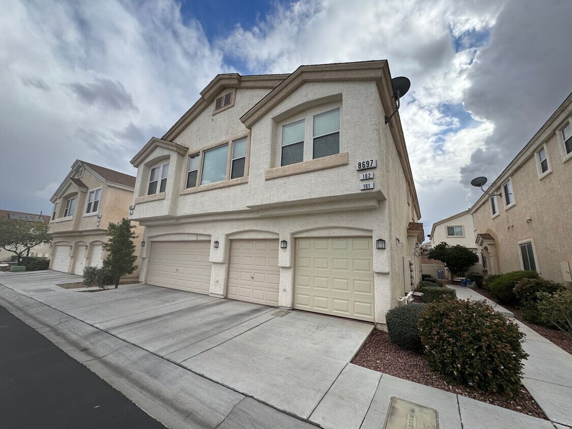 Foto principal - COMFORTABLE 2-BEDROOM CONDO TOWNHOME IN SOUTHWEST LAS VEGAS CONDO