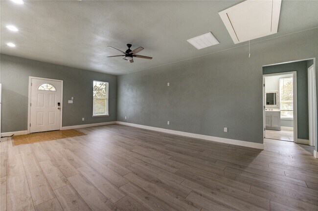 Foto del edificio - 4323 Continental Dr