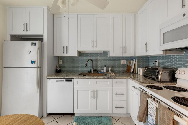 Foto del edificio - 3 Bedroom 2 Bathroom Furnished Condo