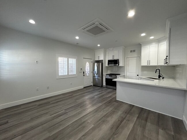 Building Photo - 3838 Balmont St