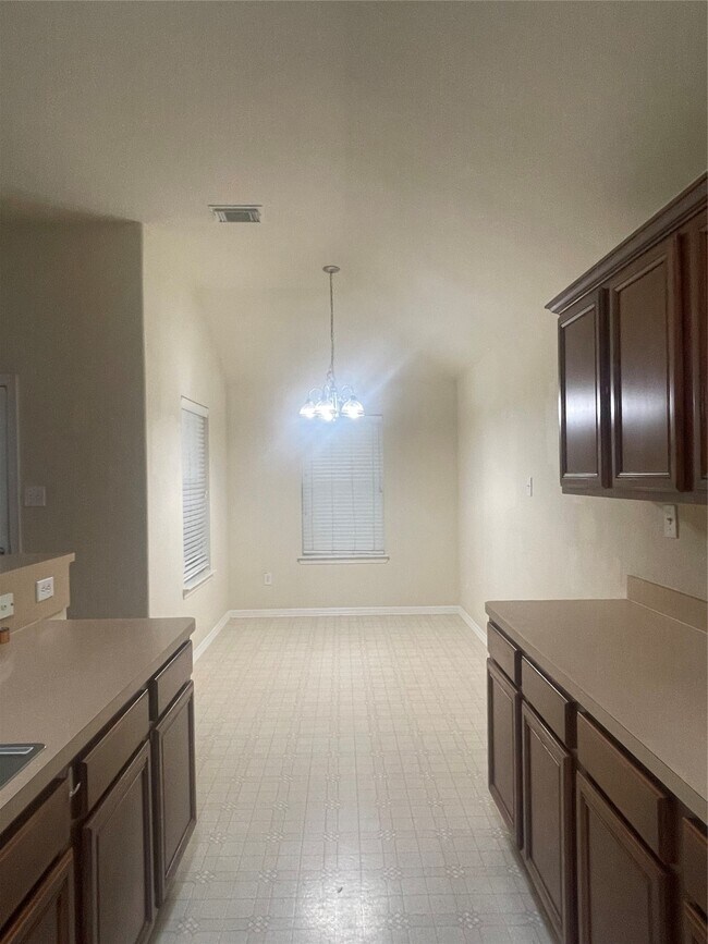 Foto del edificio - 1817 Sherwood Forest Cir