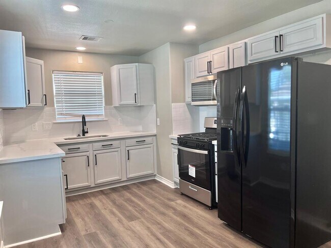 Building Photo - 615 E 40th St