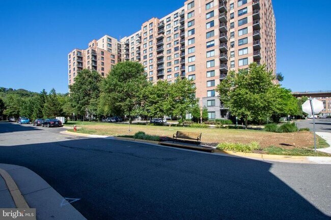 Building Photo - 2451 Midtown Ave