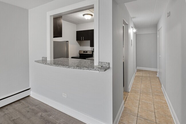 Building Photo - 6012 N Kenmore Ave