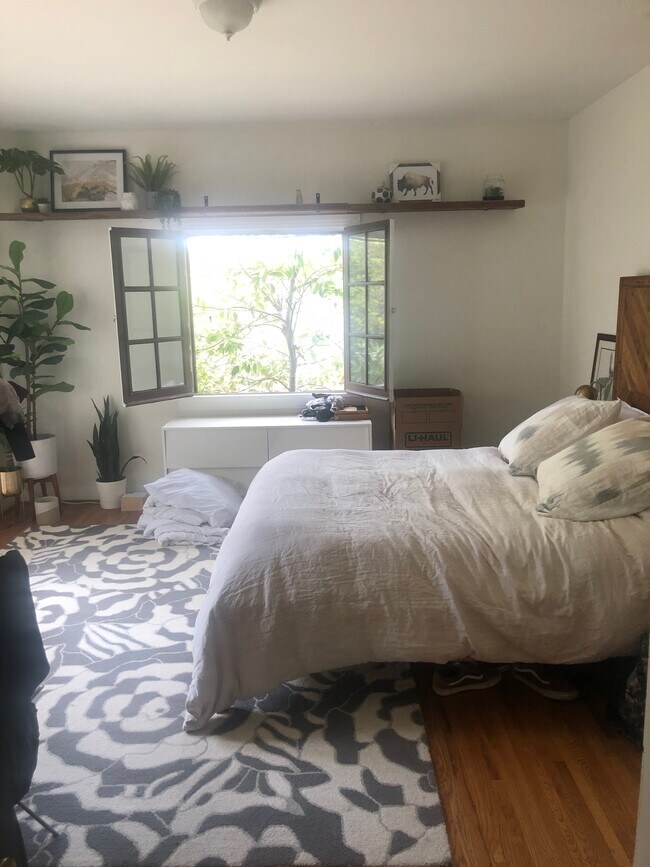 Master bedroom - 3251 Hollydale Dr