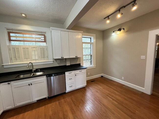 Building Photo - Blending Relaxation & Sophistication to Create the Ideal Place.