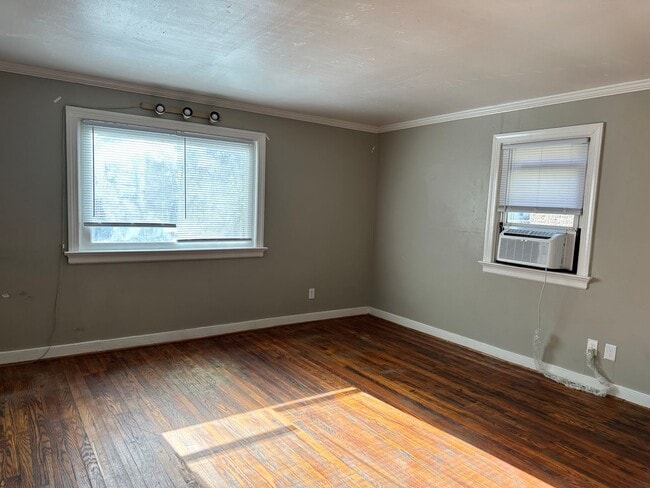 Building Photo - Studio available in the City of Williamsbu...
