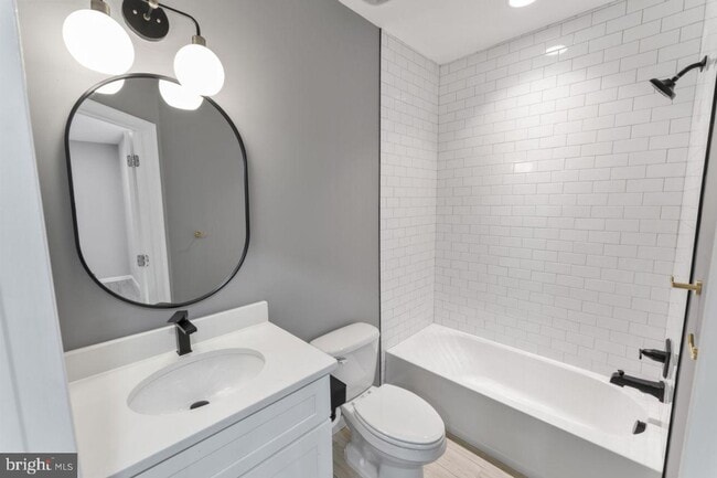 Building Photo - Amazing 3 bedroom/3.5 bathroom Townhouse