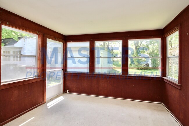 Foto del edificio - Three bedroom with 1 and a half bath tradi...