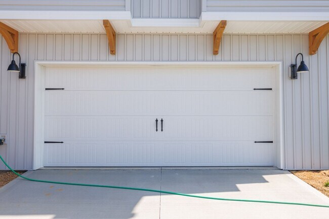 Building Photo - ONE-MONTH FREE RENT Move-Incentitive!!! Ne...