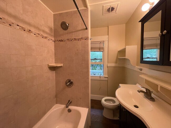 Foto del edificio - Gorgeous views included with 4 bd/2 ba apa...