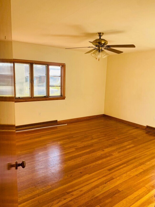 Building Photo - 3 br, 1 bath House - 412 Wells Rd