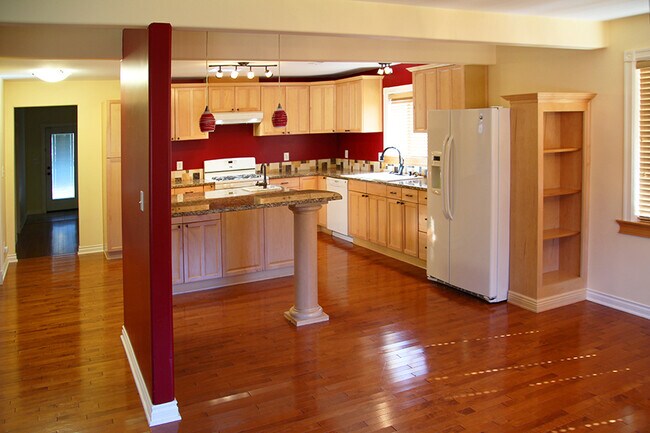 Building Photo - 11912-11911 11th Pl SW