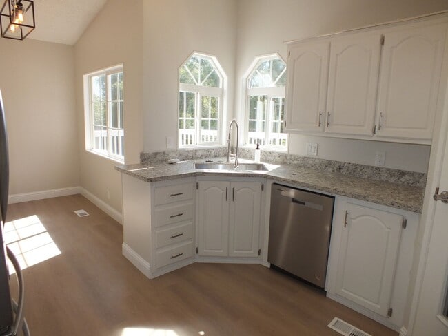 Building Photo - Rescue 4/3 retreat - includes separate cottage/office, 2 garage bays, RV pad and 5 acres with Sie...