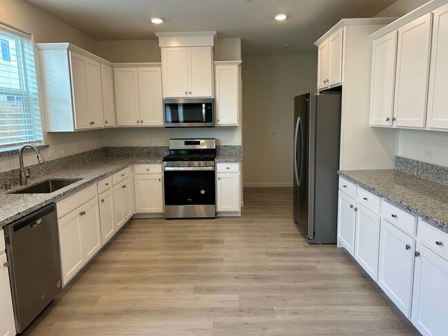 Foto del edificio - 5 Bedroom 4 Bathroom Home in The Quail River Gated Community with Solar!