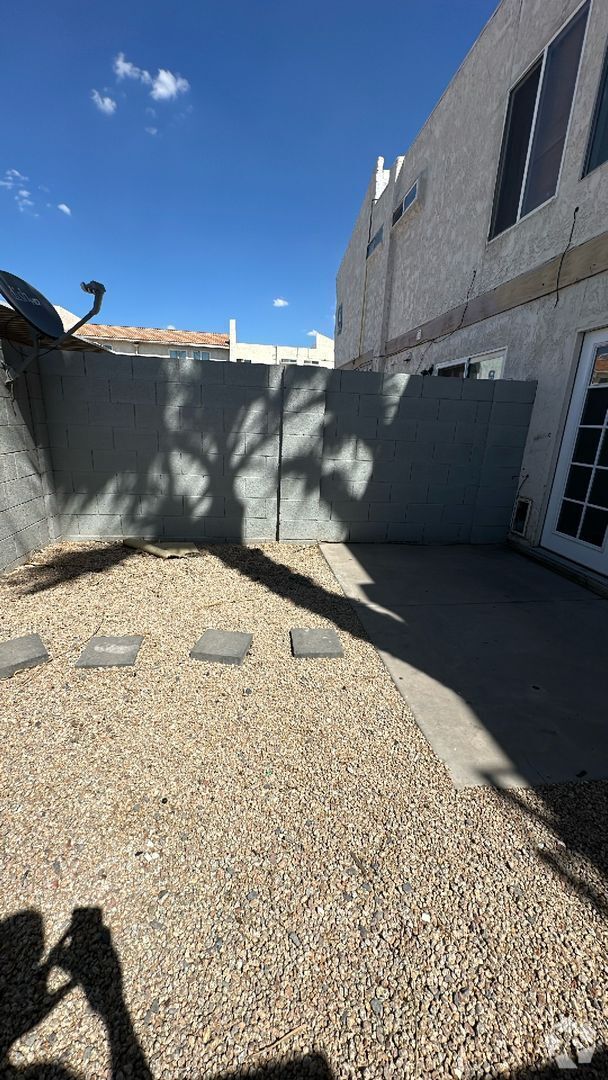 Building Photo - 3840 N 43rd Ave