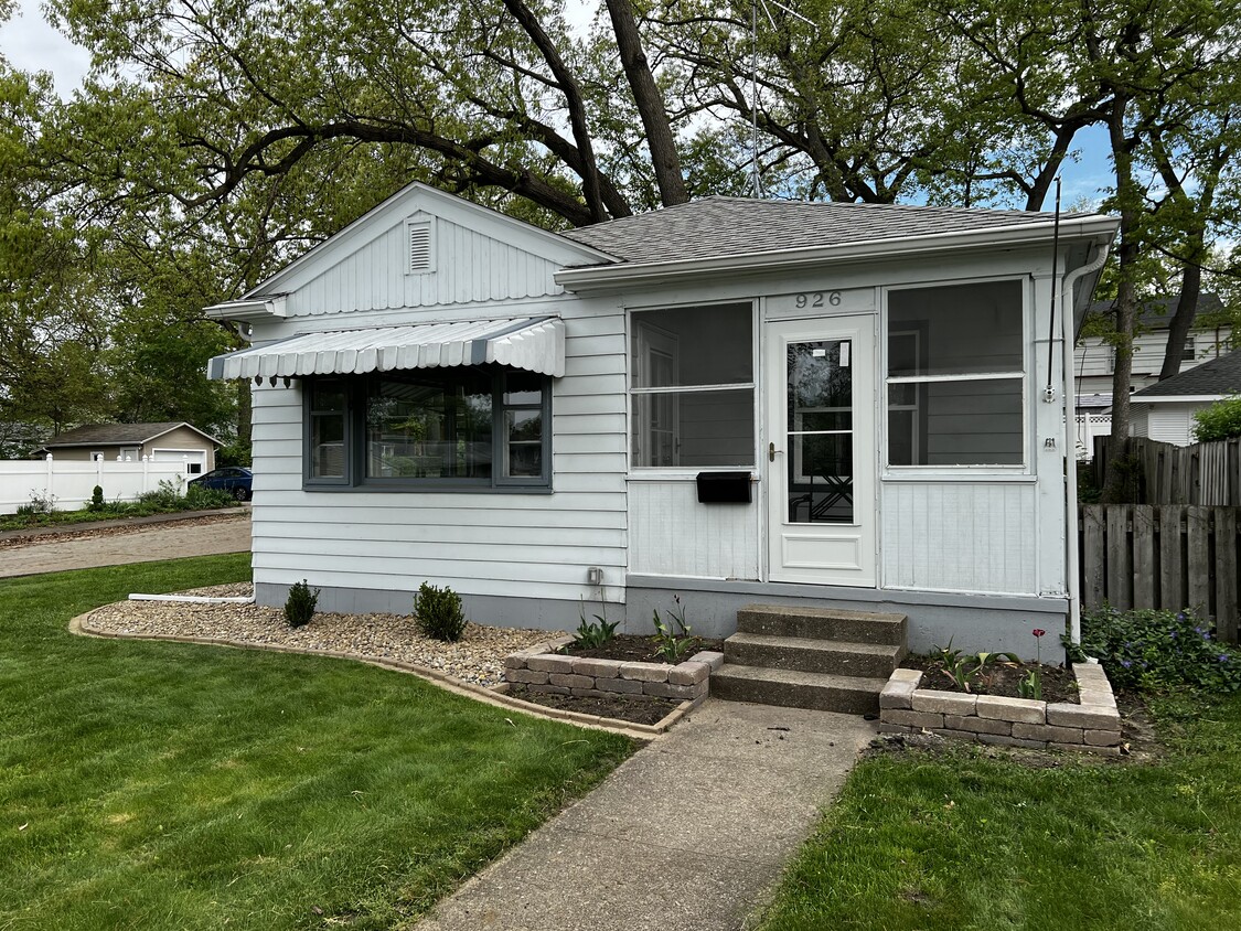 926 W Grove St, Mishawaka, IN 46545 House Rental in Mishawaka, IN
