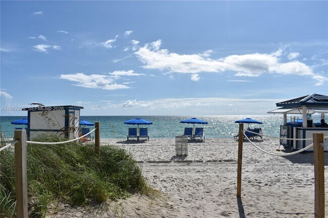 Foto del edificio - 6365 Collins Ave