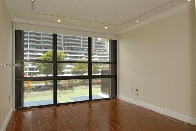 Foto del edificio - 600 NE 36th St