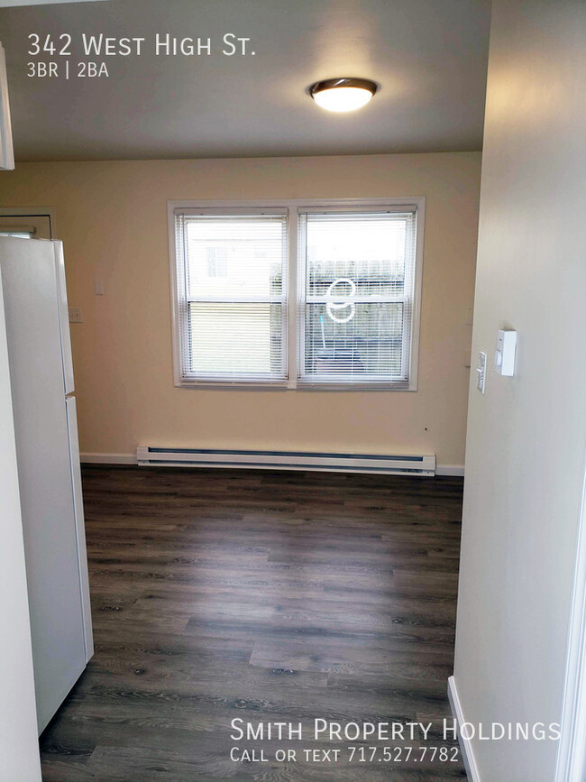 Building Photo - 342 West High St. 3 Bed 1.5 Bath Townhome