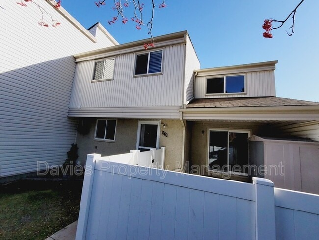 Building Photo - 20 WoodVale Village NW