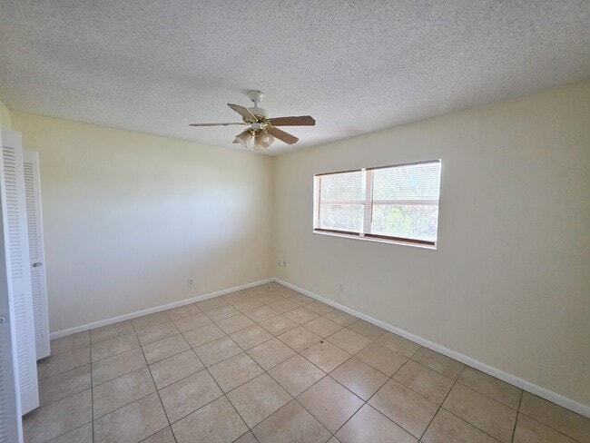 Building Photo - Bright and Clean 1 Bed 1 Bath 2nd Floor Apartment